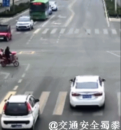 交通GIF动图：交通意外总是那么的意外吗？多注意多观察！
