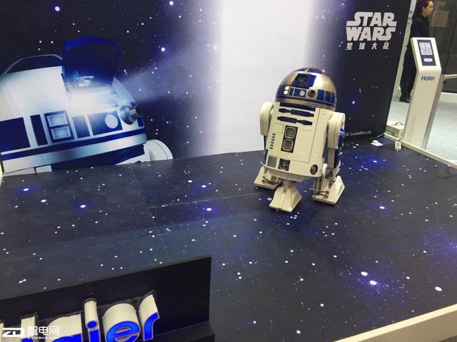 海尔推星战同款移动冰箱 看R2-D2在2016AWE上卖萌