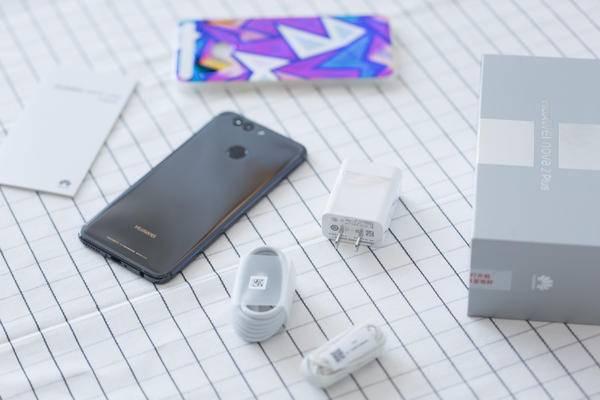 麗人鏡子中來，華為公司 nova 2 Plus 魔鏡版輕感受
