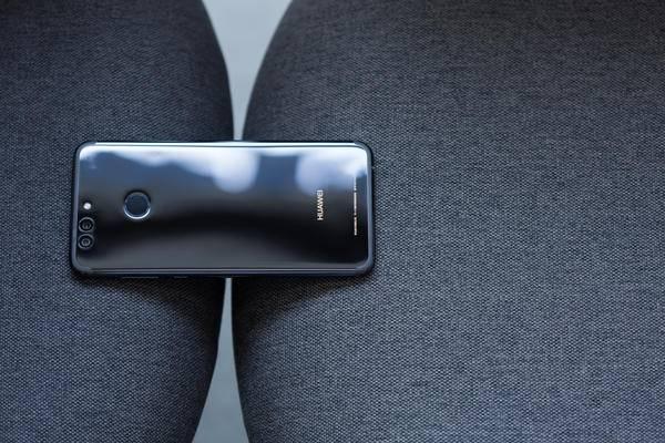 麗人鏡子中來，華為公司 nova 2 Plus 魔鏡版輕感受