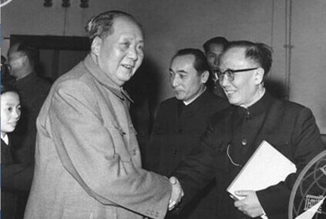 1973年毛主席写了生平最后一首诗，点了秦始皇和孔夫子的名