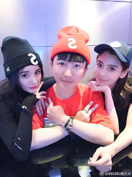 谢娜捧红了两个新综艺谐星，如今一个知恩图报，一个忘恩负义！