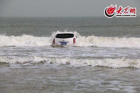 男子驾车到沙滩吹海风 结果...涨潮了