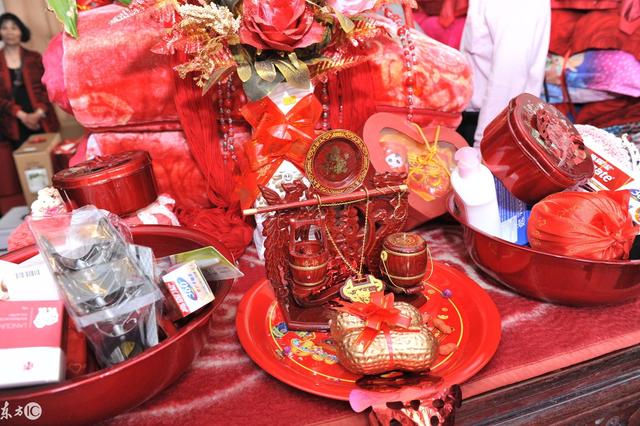 我結婚婆婆沒有給我一分彩禮，小姑子給十萬陪嫁，兩年後我樂開花