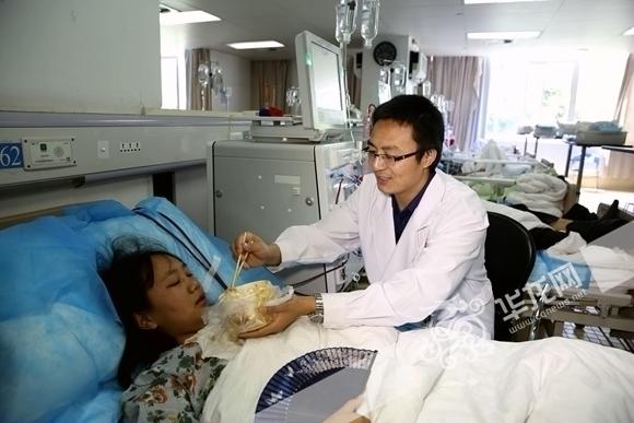 重庆有位男护士长 耐心细致不输女护士