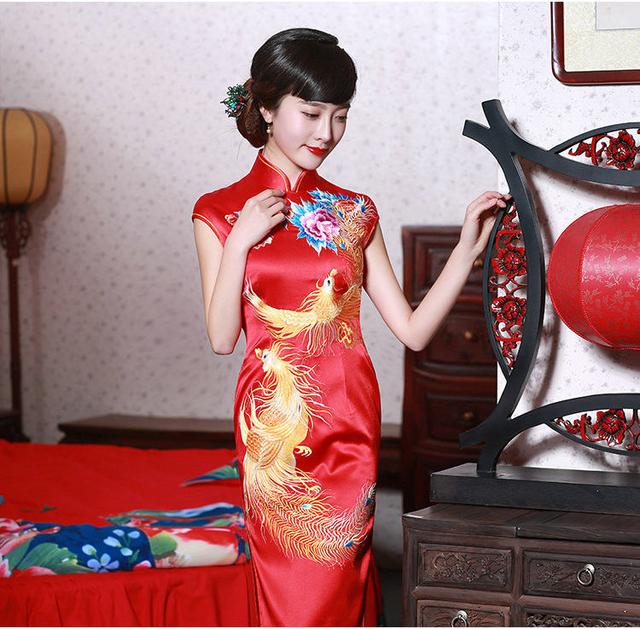 红色凤凰旗袍展示东方女性美