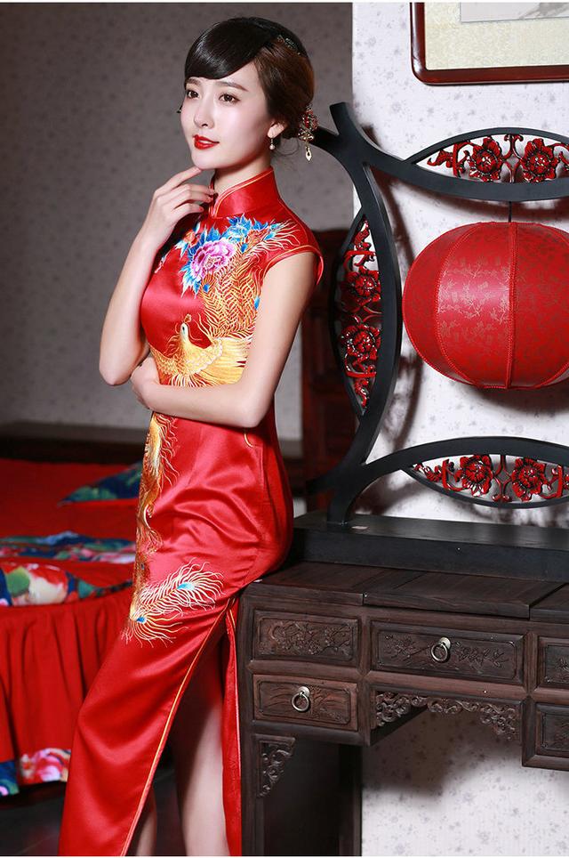 红色凤凰旗袍展示东方女性美