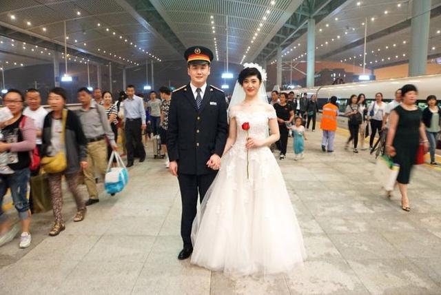 火车站成爱情圣地，山西一对新人在太原南火车站拍摄婚纱照