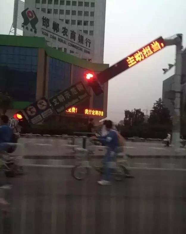 “迎宾岗”信号灯杆吹倒砸伤人！邯郸司机省会街头酒驾疯狂撞交警