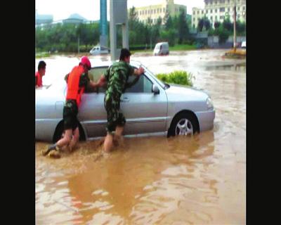 邯郸涉县突降暴雨两机动车被淹 消防紧急救援