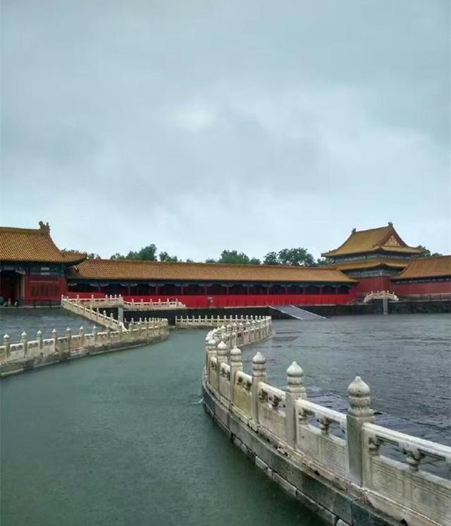 北京暴雨故宫城墙“龙吐水”为啥如今排水不如以往