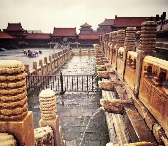 北京暴雨故宫城墙“龙吐水”为啥如今排水不如以往