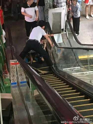 北京一市场扶梯出现“夹人”事件 一儿童胳膊被夹伤