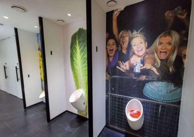 上海一商场内现趣味厕所网友戏称在方便时也不寂寞