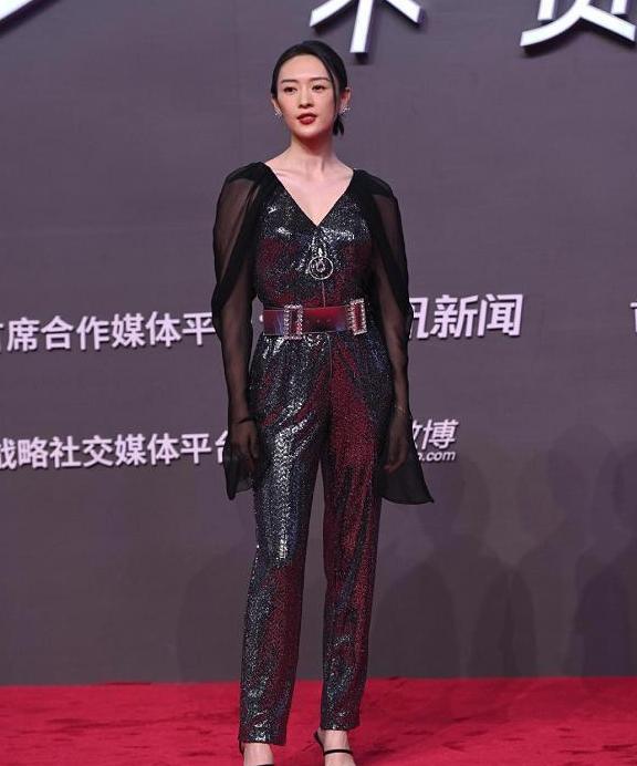 合体|杨玏毛晓彤合体自拍 《三十而已》三美亮相红毯童瑶绝美江疏影脸僵