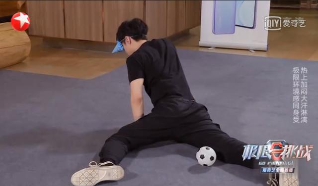 张艺兴和迪丽热巴趴地上找球，两人不小心碰到，热巴的反应很真实