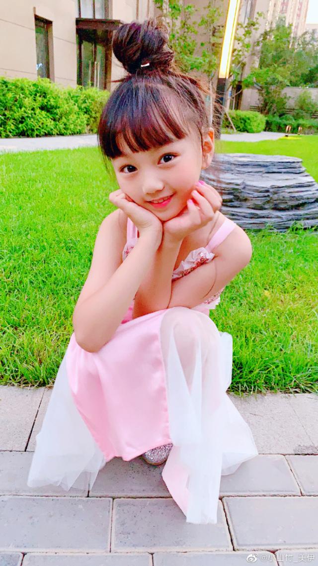 邓伦女儿小山竹近照，变瘦高小美女，与妹妹穿公主裙拍照似双胞胎