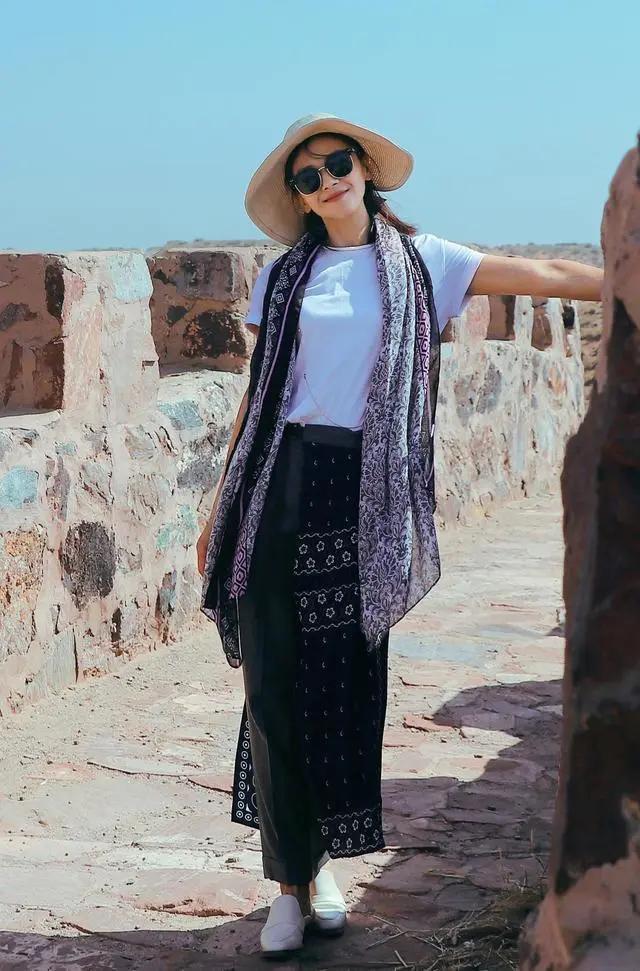 T恤下面别配阔腿裤了，学学刘涛这5种搭法，闭着眼照穿就行