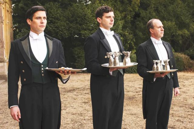 中世纪贵族宅邸一般生活着100-200人,其中大多就是各司其职的佣人.