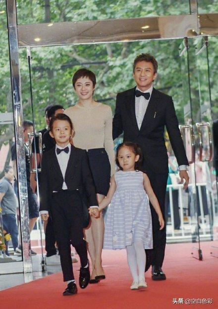 孙俪发文为女儿庆生，邓超吃醋令网友笑翻，幸福一家尽显童趣