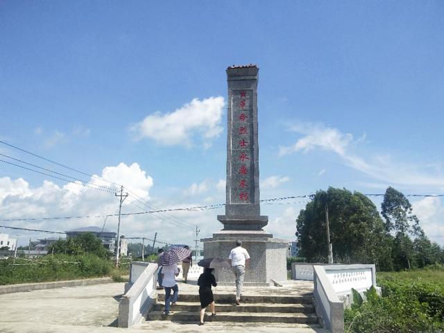 广西合浦:西场镇 重修烈士纪念碑 弘扬革命英雄精神