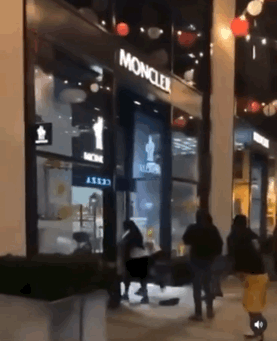 美国暴乱黑哥专抢潮流鞋店，乔丹都要急死了...