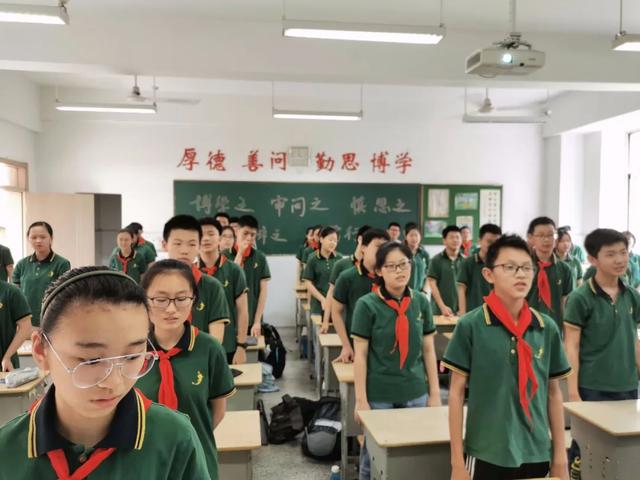 只争朝夕不负韶华记靖江市滨江学校八年级青春仪式