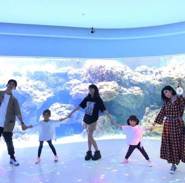 修杰楷父亲节与仨女儿合照，咘咘波妞骑他肩膀撒娇，梧桐妹秒赞