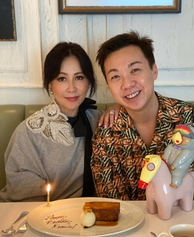 55岁刘嘉玲晒近照，穿垫肩西装气场太足，白色反而把本人显更白