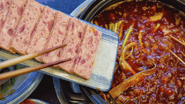 对于肉食主义者来说,午餐肉罐头里的肉想来是吃不过瘾的.