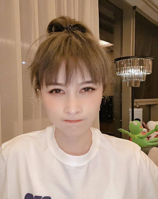 许飞为翻红不择手段？与尚雯婕互撕疑有预谋，厉娜曝她上台就变脸