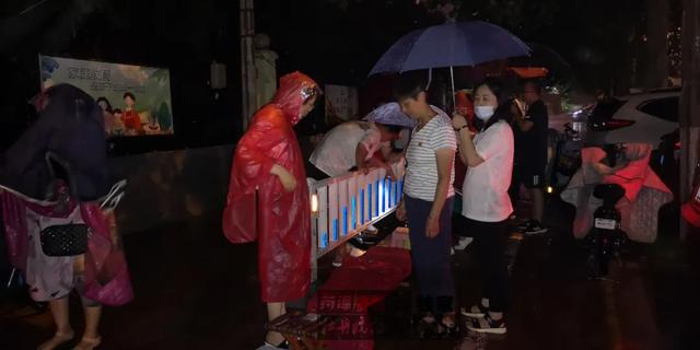 太拼！菏澤一些家長(zhǎng)冒雨通宵排隊(duì)給孩子報(bào)名，校方：真的沒(méi)必要