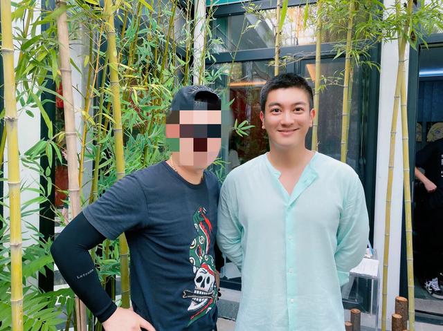 杜江霍思燕带嗯哼和一小女孩看画展，获网友大赞没有明星架子