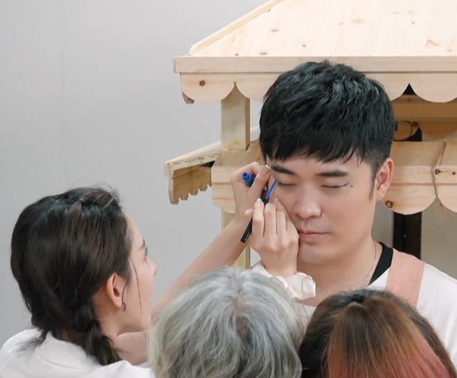 宋祖儿夸顾客的眼线好看，对方把眼线笔送给她，祖儿的回应显情商