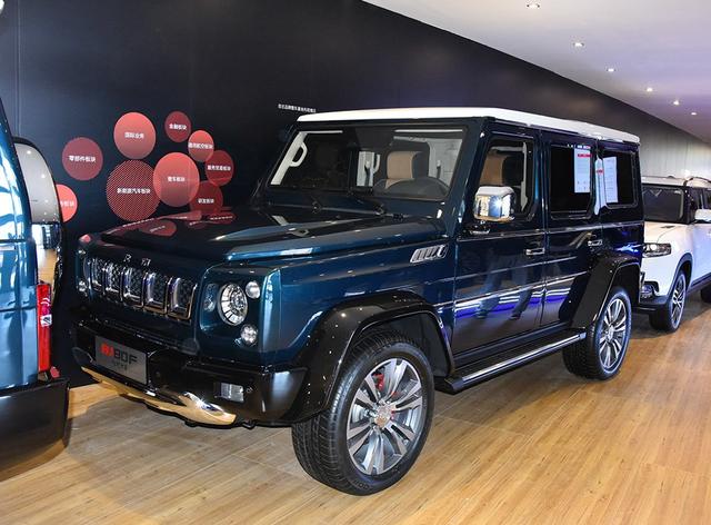 据说它是由奔驰gls的三大件组成,售价超过100万元.
