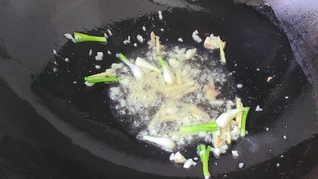 香菇烧豆腐，好吃又下饭的一道家常菜，做法跟材料很简单