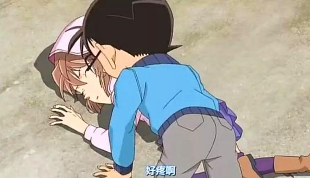 柯南扑倒灰原哀的几个瞬间,都说柯南是护妻狂魔,对小兰也没样啊-动漫