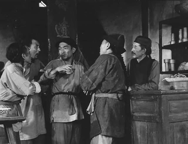 成年人最大的悲哀，就是突然发现自己成了鲁迅