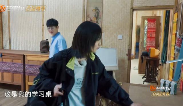 张子枫高考期间录《向往》，节目组摆了学习桌