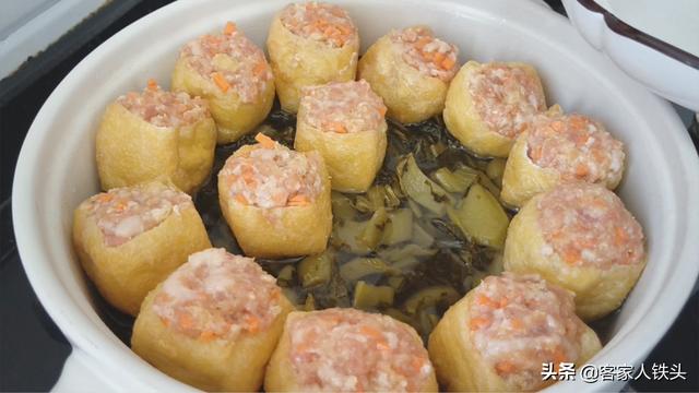 以后待客，油豆腐别炖肉，加1把酸菜开胃好吃，每吃一口都好满足