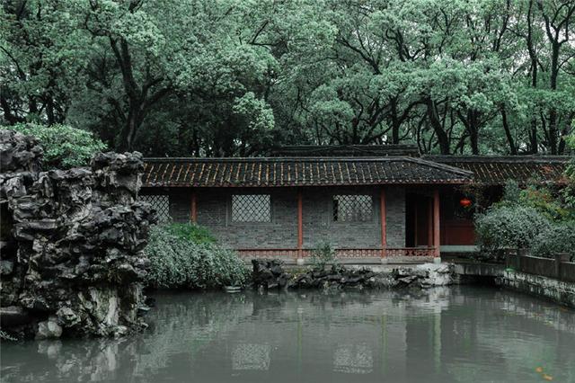 這般雋永詩意的中式古建，檐牙高啄，襲襲古風