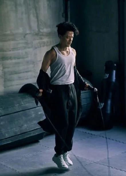 47歲的段奕宏常年健身，身材健碩有型，這肌肉什麼水平？