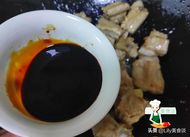 红烧排骨怎么做好？厨师长教你家常做法，排骨酥烂入味、色泽红亮