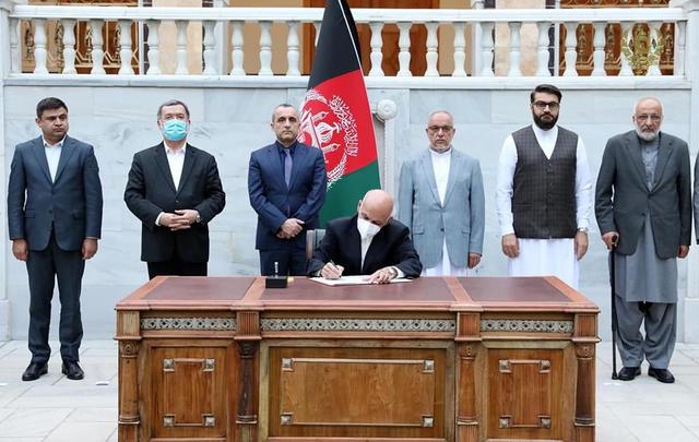 压力下阿富汗政府决定释放争议塔利班囚犯，内部谈判有望近期举行