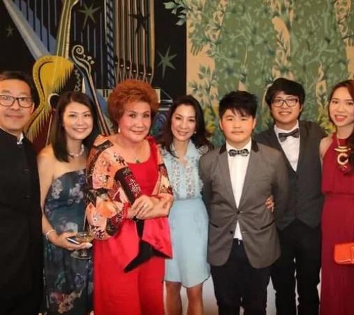 58岁杨紫琼近照曝光风采依旧，情定大16岁富豪，