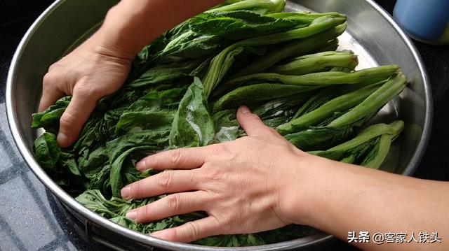 农家传统自制酸菜配方，简单一看就会，酸菜口感爽脆够酸！