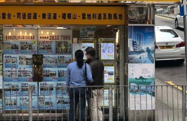 “最美港姐”朱玲玲与老公甜蜜逛街，夫妻看楼市行情疑欲买豪宅
