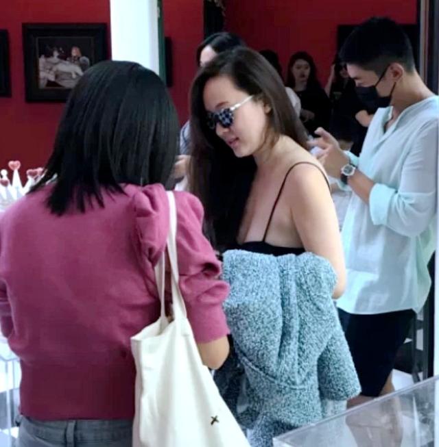 偶遇杜江一家，霍思燕穿吊带背心秀身材，神秘小女孩再与嗯哼同行