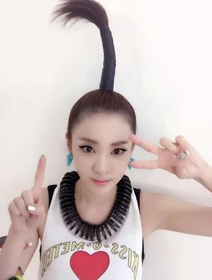 2009年以《fire》出道的2ne1,凭着多样动感,抒情的经典歌曲,奠定世界