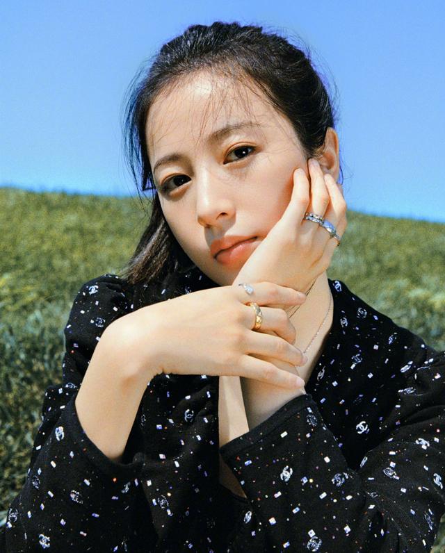 周雨彤气质真好，穿印花露脐装配高马尾出镜，阳光下美成初恋女孩